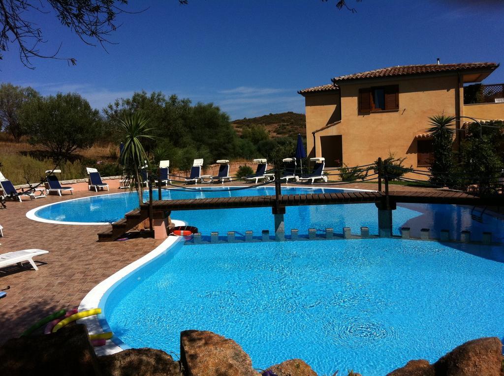 Relais Fenicottero Rosa Guest House Porto Taverna Exterior photo