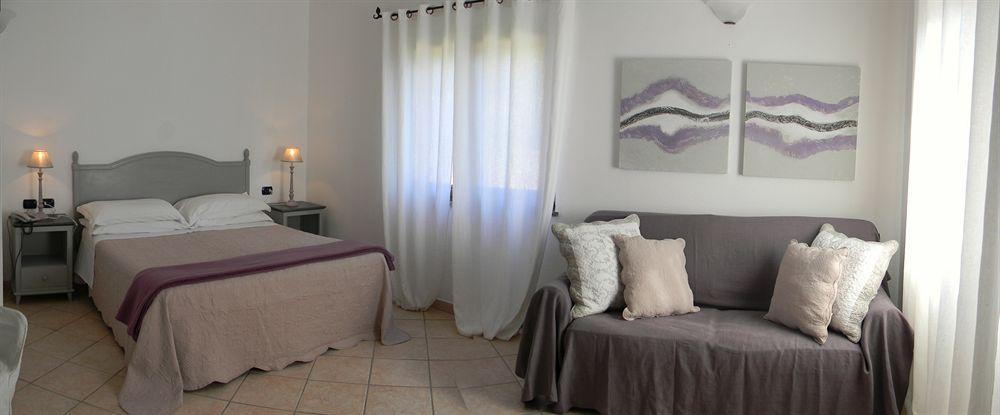 Relais Fenicottero Rosa Guest House Porto Taverna Exterior photo