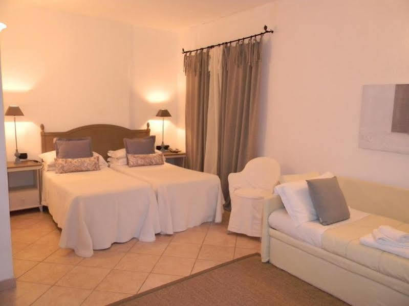 Relais Fenicottero Rosa Guest House Porto Taverna Exterior photo